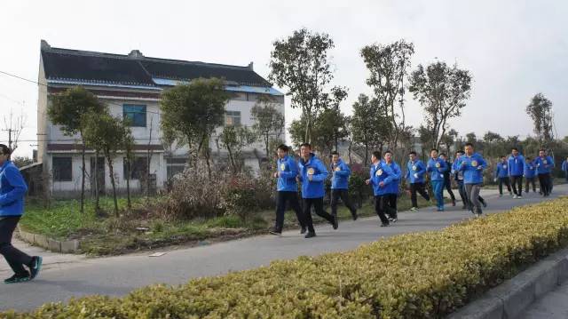 橡塑保溫材料廠家銷(xiāo)售員奔跑中 橡塑保溫材料廠家銷(xiāo)售員奔跑中